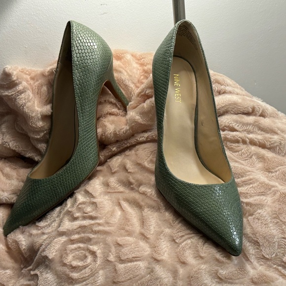 Nine West green snake skin pumps size 10 - Picture 3 of 6